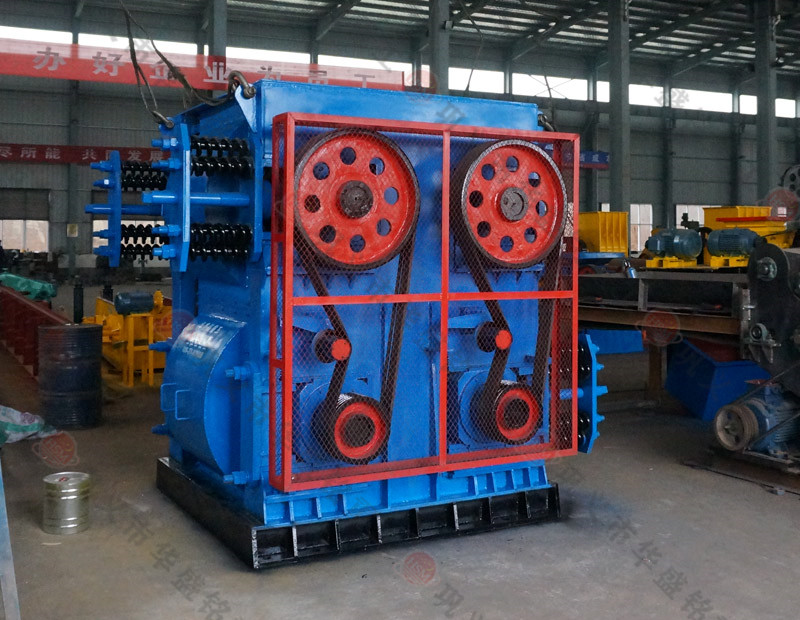 國(guó)外客戶(hù)訂購(gòu)兩臺(tái)四輥破碎機(jī)