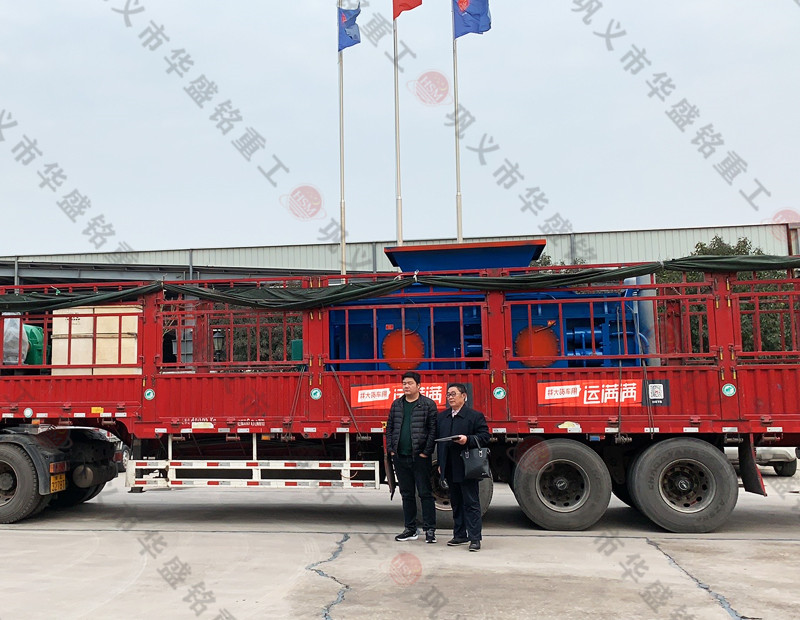 鞏義對(duì)輥制砂機(jī)廠(chǎng)家時(shí)產(chǎn)200噸裝車(chē)發(fā)貨